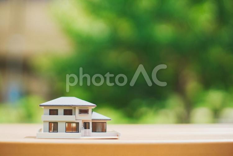 住宅模型と緑ぼかし背景 住宅模型,模型,家の写真素材