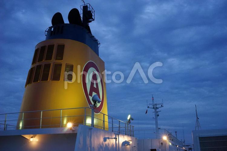 フェリー煙突と夕暮れ空 マルエーフェリー,フェリー,船の写真素材