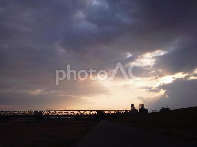 春の夕暮れ たそがれ,光,夕暮れの写真素材