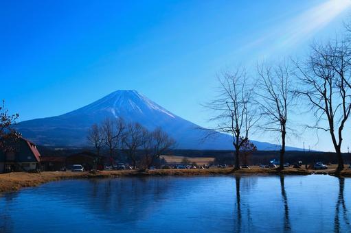 富士山と池 富士山と池 富士山,池,青空の写真素材