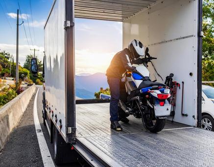 輸送用トラックに積載されたバイク 輸送用トラックに積載されたバイクの写真