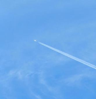 青空と飛行機雲 青空と飛行機雲の写真
