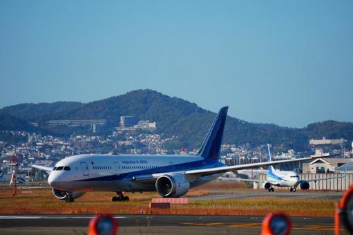 移動する飛行機 移動する飛行機 飛行機,旅客機,空の旅の写真素材