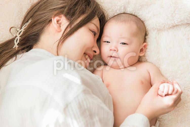布団の上でリラックスする赤ちゃんとママ 赤ちゃん,親子,出産の写真素材