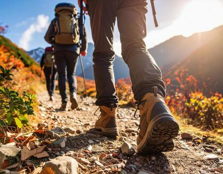 登山道を歩く登山者の足元 登山道を歩く登山者の足元の写真