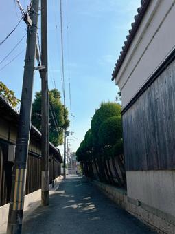 旧家の路地裏 風景,路地,木造の写真素材