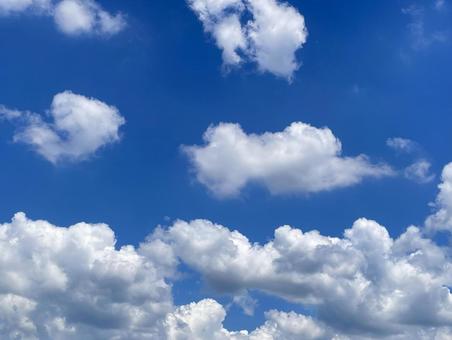 雲のある夏空 雲のある夏空の写真