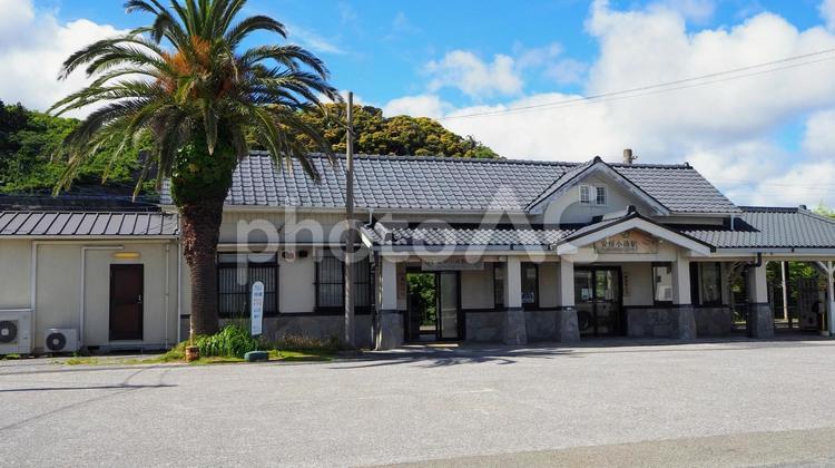 夏の外房線・安房小湊駅（千葉県・鴨川市） 夏,安房小湊駅,外房線の写真素材