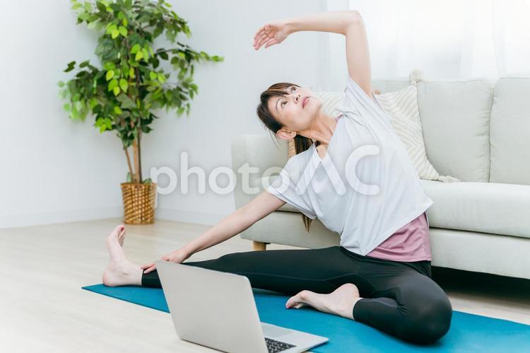 パソコンでオンラインヨガをする中高年女性 オンラインヨガ,ストレッチ,インターネットの写真素材