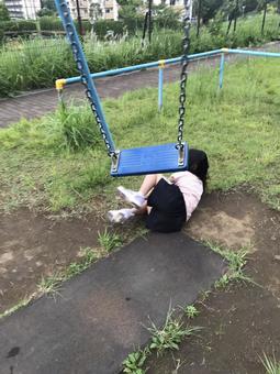 ブランコから落ちた子供 ブランコから落ちた子供の写真