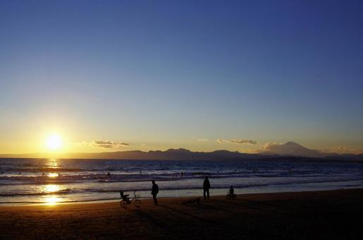 湘南・黄昏時間 湘南,鵠沼海岸,海の写真素材