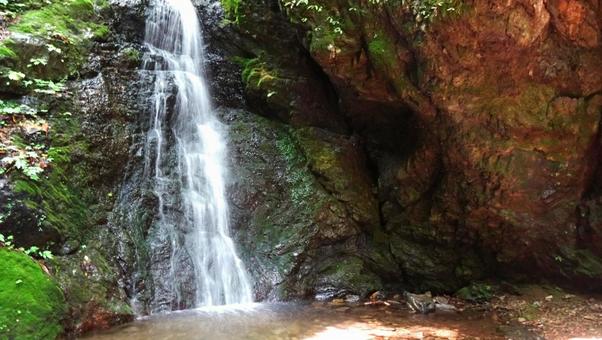 岩肌を流れ落ちる滝 岩肌を流れ落ちる滝 滝,小滝,水流の写真素材