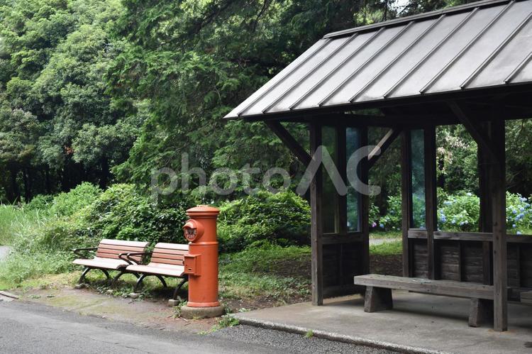 郵便ポストとバスの停留所 郵便ポスト,田舎,いなかの写真素材