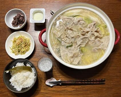 新米ご飯に豆腐とシメジと葱の肉鍋等の夕食 夕食,あきたこまち,新米の写真素材