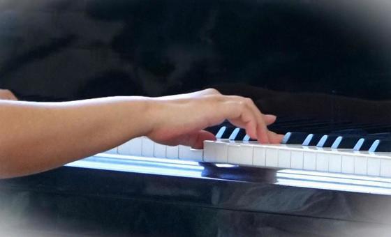 ピアノを弾く手元 ピアノを弾く手元 ピアノ,鍵盤,手元の写真素材