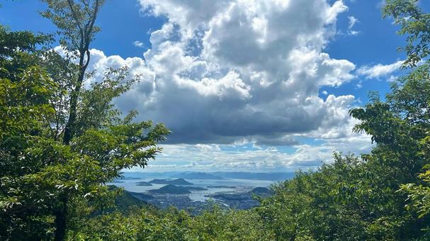 鉾取山山頂から見た海田湾 奥に宮島 鉾取山山頂から見た海田湾 奥に宮島 瀬戸内海,山,景色の写真素材