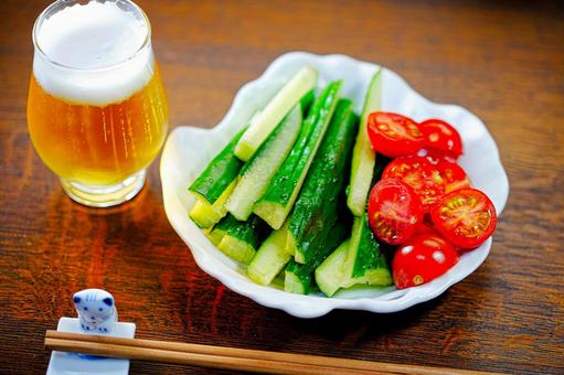 前菜はビールとキュウリとミニトマト 前菜はビールとキュウリとミニトマトの写真