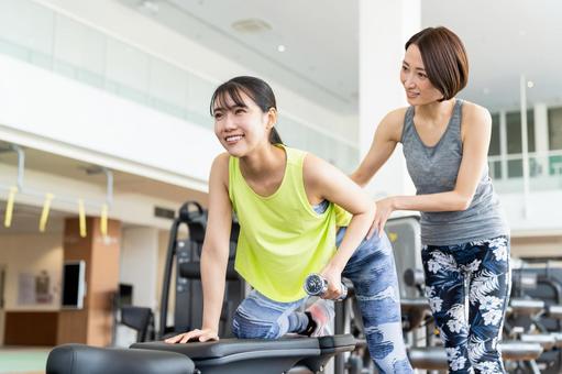 ジムでトレーニングする若い女性 ジム,フィットネス,ボディケアの写真素材