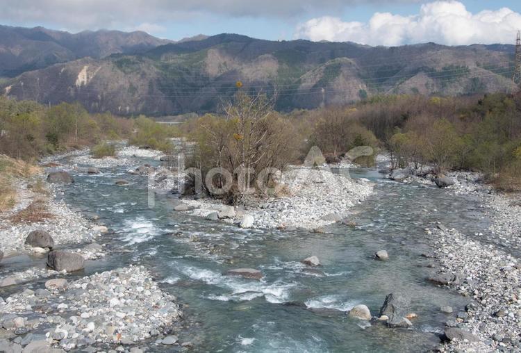 雪解け水が流れる川の風景 白馬,長野,早春の写真素材