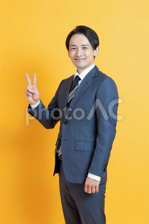 2本指を立てるビジネスマン（半身） イケメン,ハンサム,プロフィール写真の写真素材