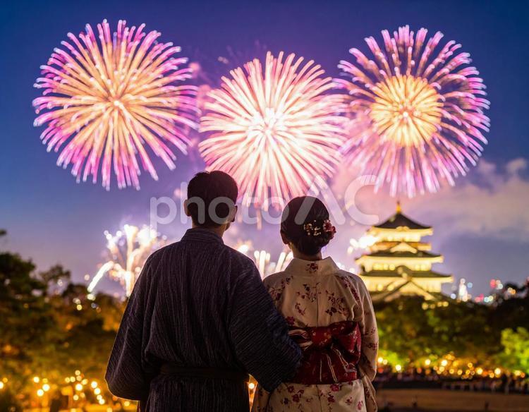 浴衣姿で花火を見るカップルの後ろ姿 夏,花火,見つめるの写真素材