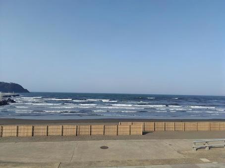 波打ち際から見る風景 波打ち際から見る風景の写真