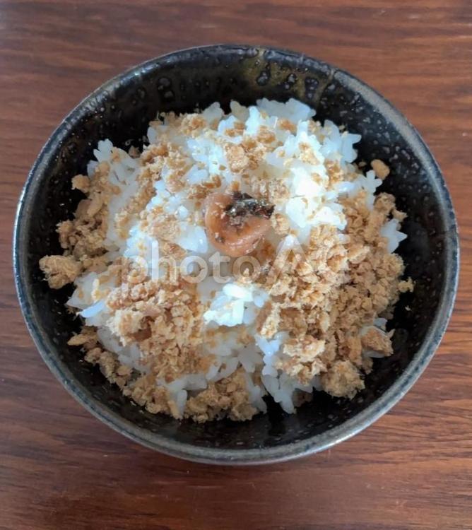 七分ご飯にさばフレークとかつお梅の茶碗飯 茶碗飯,朝ご飯,七分突きの写真素材
