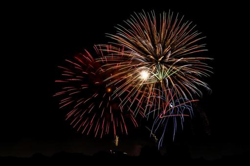 夏の夜空の花火大会の打ち上げ花火 夏の夜空の花火大会の打ち上げ花火の写真