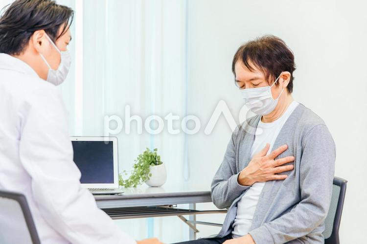 診察する男性医師（胸） 胸,三大疾病,心筋梗塞の写真素材