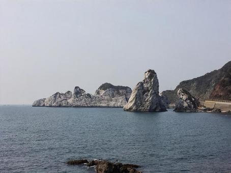 海にそびえる白い岩礁 海にそびえる白い岩礁の写真