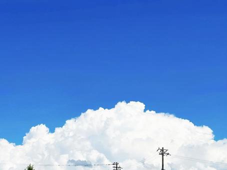 青い空と大きな入道雲の写真