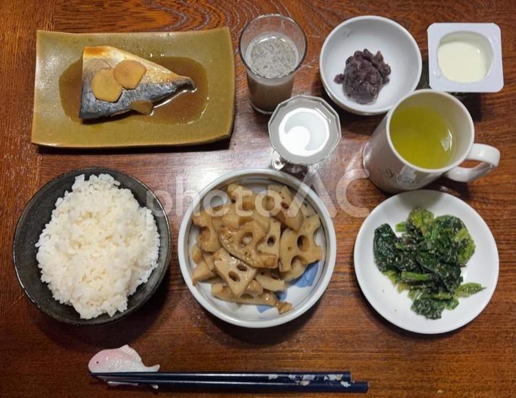 さばの味噌煮レンコンのきんぴらなどの夕食 夕食,ご飯,あきたこまちの写真素材