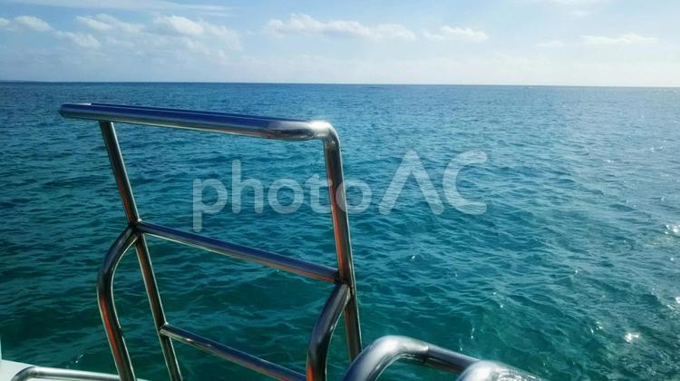 船旅　ナガンヌ島　4（Okinawa）ちゅらたび　沖縄 船旅,水平線,青空の写真素材