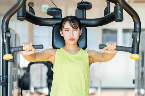 ジムでトレーニングする若い女性 ジム,トレーニング,筋トレの写真素材