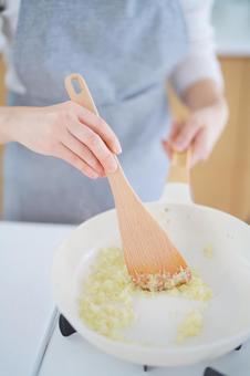 フライパンで玉ネギを炒める人の手 フライパンで玉ネギを炒める人の手 玉ネギ,炒める,フライパンの写真素材
