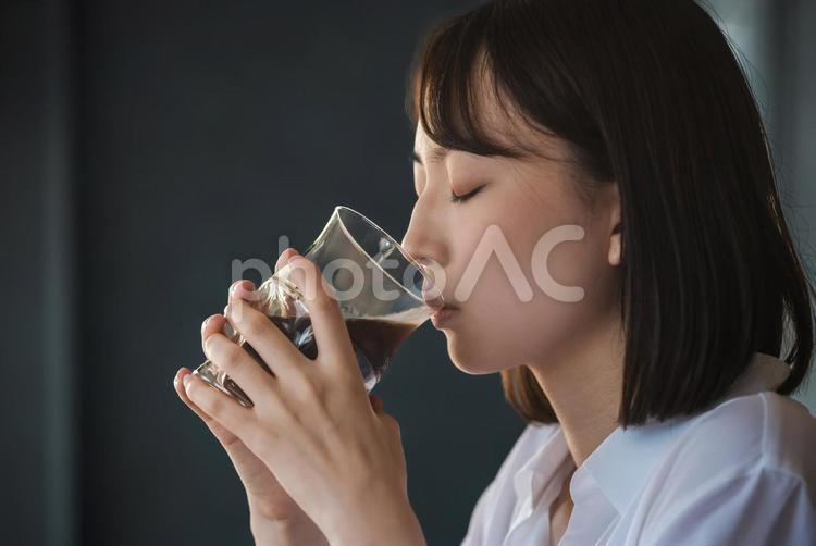 アイスコーヒーを飲むビジネスウーマン 女性,ビジネス,飲むの写真素材