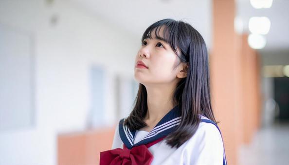 泣く日本人女性の顔アップの写真