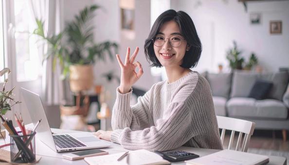 家計がうまくいきスマホ片手に微笑む女性の写真