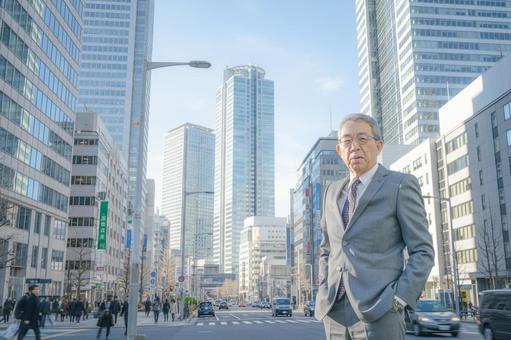 都会とベテランビジネスマン 都会とベテランビジネスマン 男性,大人,シニアの写真素材