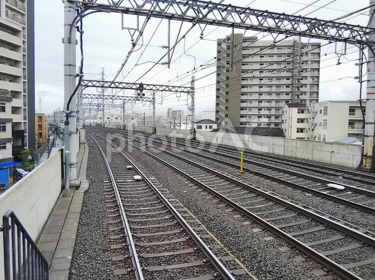 線路とマンション（複線） 線路,複線,電車の写真素材