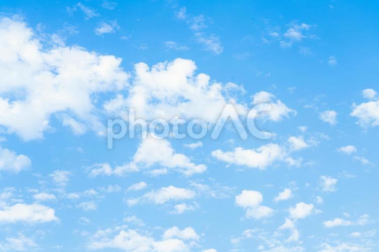 【自然】晴れわたる青い空と白い雲【背景】 空,青空,雲の写真素材