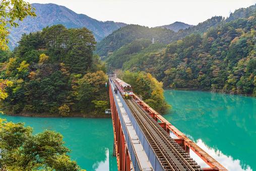 静岡県 奥大井湖上駅・秋景色 静岡県 奥大井湖上駅・秋景色 奥大井湖上駅,秋,紅葉の写真素材