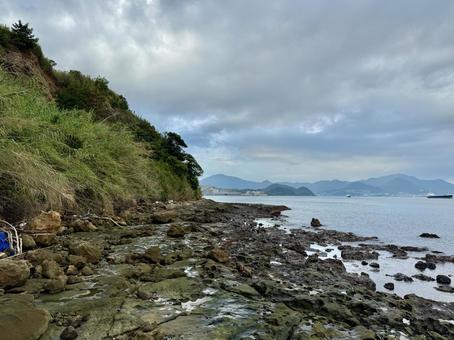 山口県彦島 竹ノ子島の磯辺 山口県彦島 竹ノ子島の磯辺 瀬戸内海,関門海峡,雲の写真素材