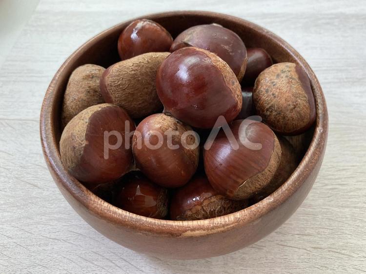 木製のボウルに入った栗 クリ,栗,木製ボウルの写真素材