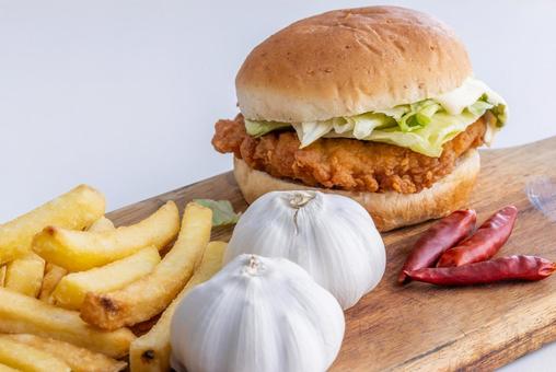 チキンバーガーとニンニク チキンバーガーとニンニクの写真