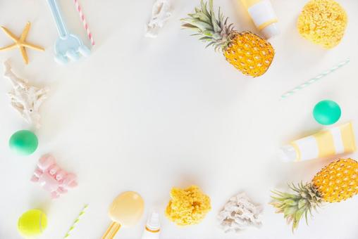 夏の小物とパイナップルが丸く並んだフレーム（白背景） 夏,トップビュー,俯瞰の写真素材