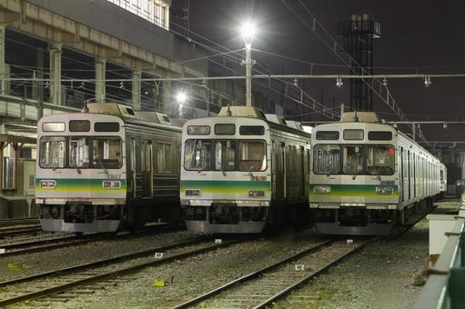 熊谷駅側線に並ぶ秩父鉄道7500系車両 熊谷駅側線に並ぶ秩父鉄道7500系車両の写真