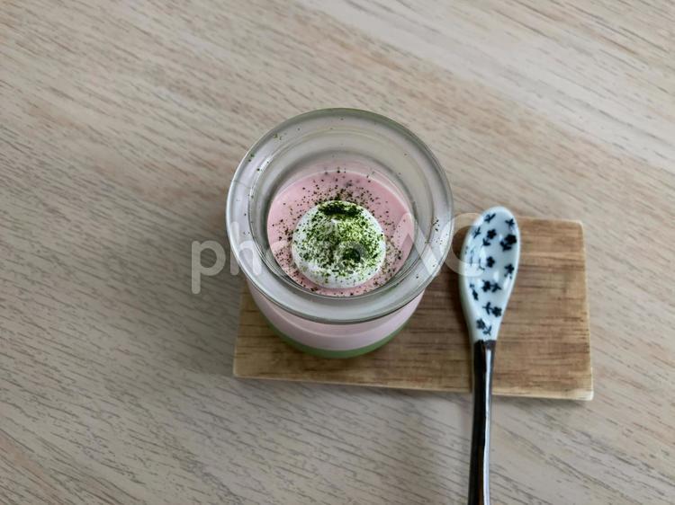 苺と抹茶のムースプリン〜生クリームのせ いちご,抹茶,ムースの写真素材