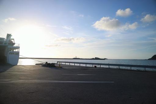 逆光の港、輝く海 港,海,空の写真素材