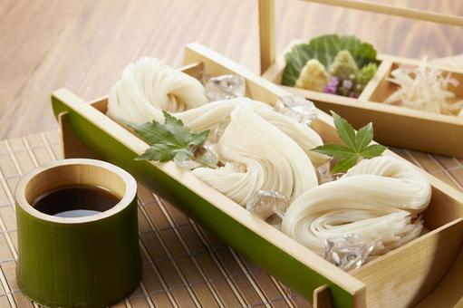 Cool-looking somen noodles served in a bamboo bowl, JPG